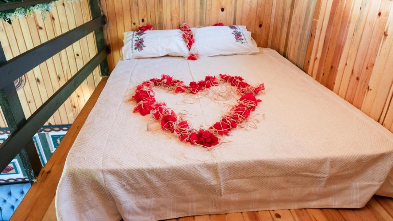 Serender Bungalov Bed & Breakfast Foça Bagian luar foto